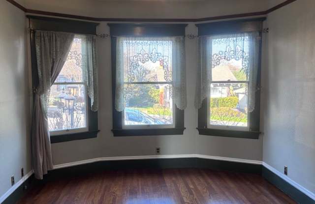 Victorian Charm-2 Bedroom 1.5 Bath Home- $2000 Rent (827 Capital St, Vallejo)