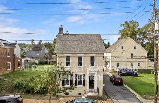 122 E Goepp St