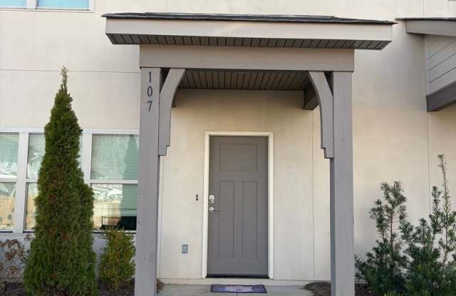 2 Story Townhome in Hartbrook, Very Close to HWY280