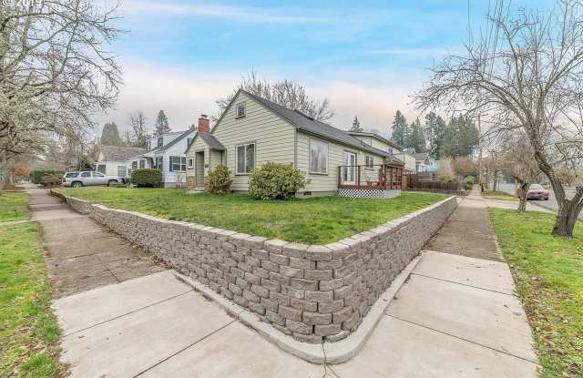 Charming 4-Bedroom Home Near UO Campus – Spacious, & Well-Maintained