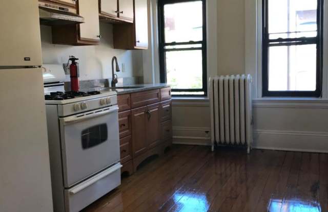 Photo of Nicely renovated 2 bed unit in Back Bay with all utilities included!