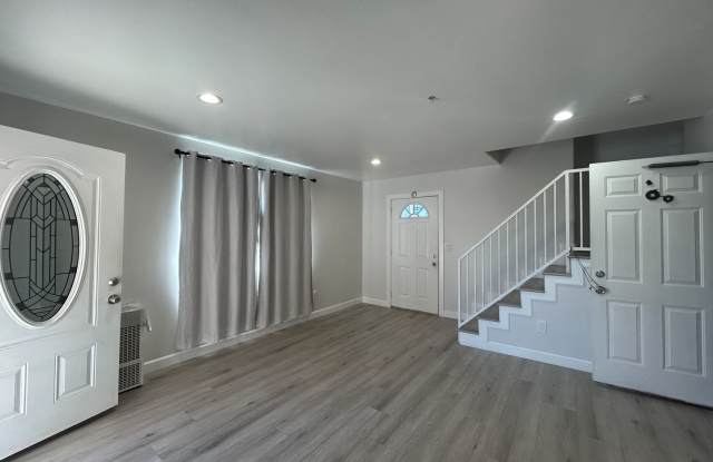Newly Renovated 3 Bed / 2.5 Bath Apartment for Rent – Prime Huntington Beach Location!