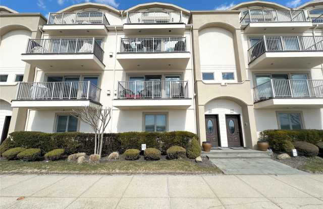 Photo of 353 W Broadway