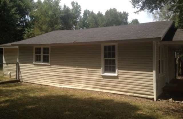 **AVAILABLE NOW**3 BEDROOM / 1 BATHROOM HOUSE FOR RENT IN SMITHS STATION, AL**