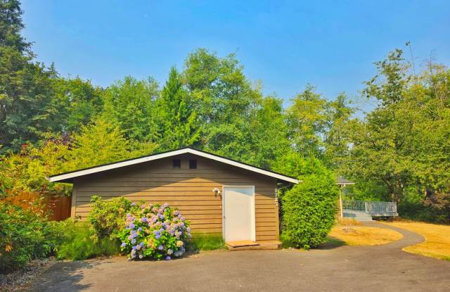 Charming Rose Hill Rambler with Spacious Private Lot