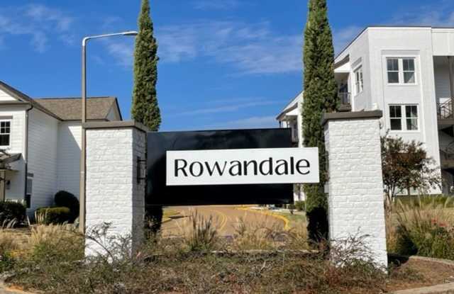 4BD/4.5BA in ROWANDALE!