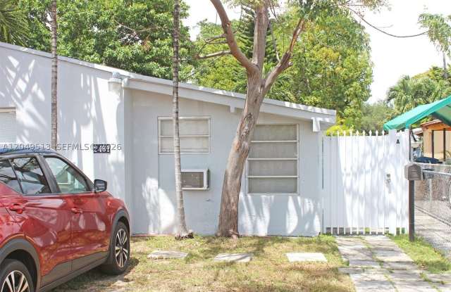 2461 NW 5th St