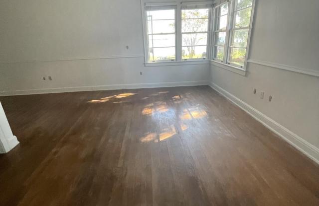 2746 VERNON Terrace unit: 3