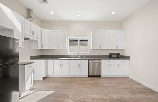 10433 Hayvenhurst Avenue