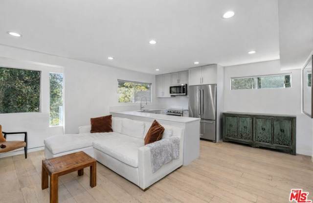 2147 N Beachwood Dr unit: 6