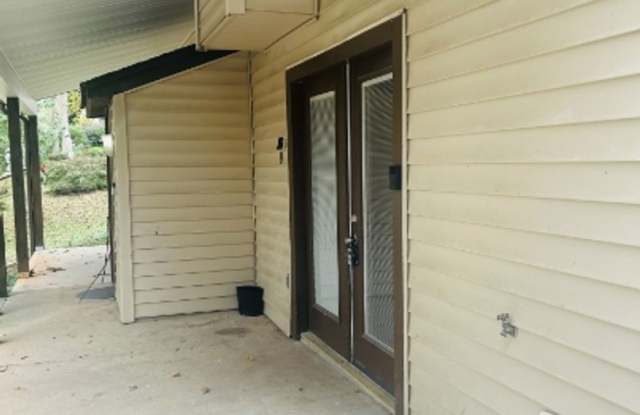 2/1 Available November 1st