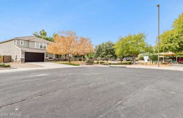 2537 E Ivanhoe Court