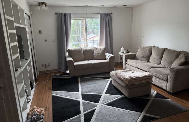 641 Snelling Avenue North