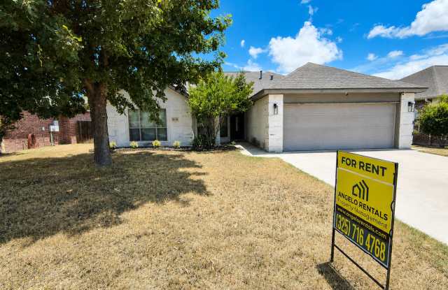 Beautifully maintained 3 bed 2 bath home AVAILABLE NOW!