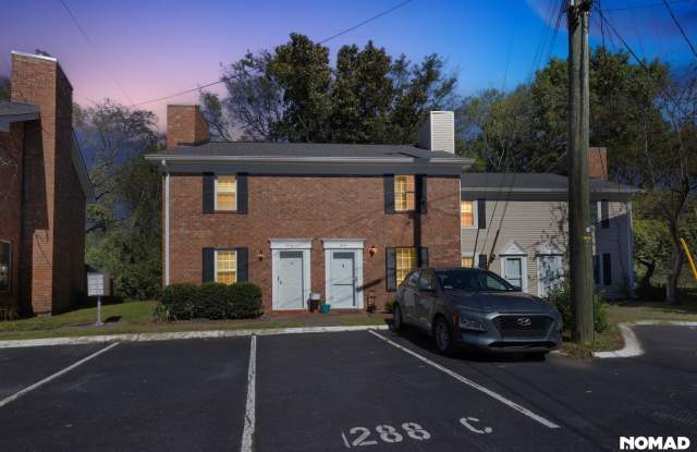 Charming 2BR Townhome in Hendersonville