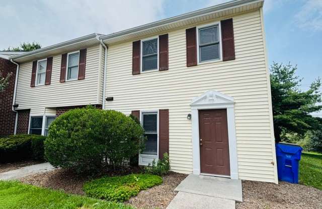 *Rate Drop - Available for an Immediate Move In* 3 Bedroom 2.5 Half Bath Townhouse