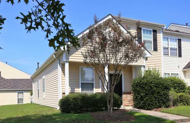 3 Bedroom, 2 Bath End Unit with Fresh Carpet and Paint in Auburn Square!