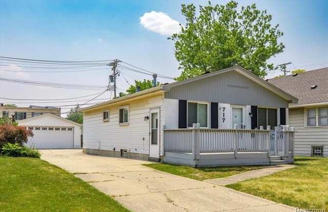 717 LOUIS Avenue