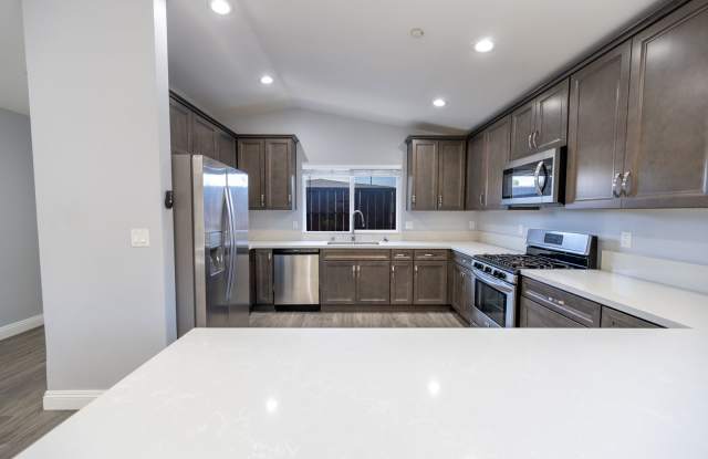 Large 3bd/2ba Detached House with Garage and AC!