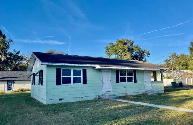 SPACIOUS Zephyrhills 4BR/1BA Home in the Heart of Downtown!