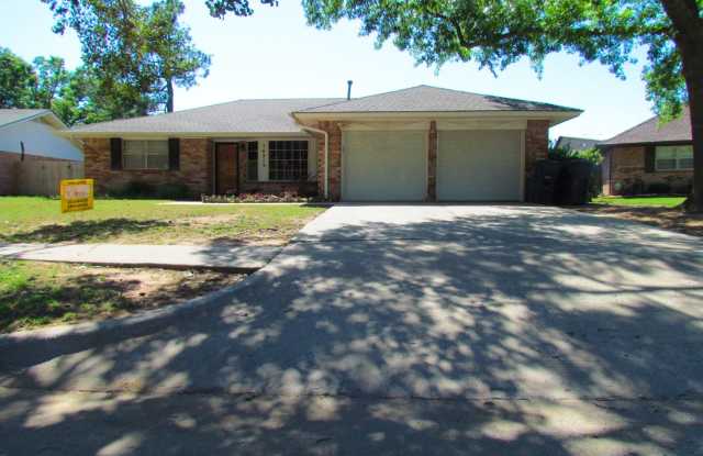 Edmond Schools, Lawn Care Included - Great Home