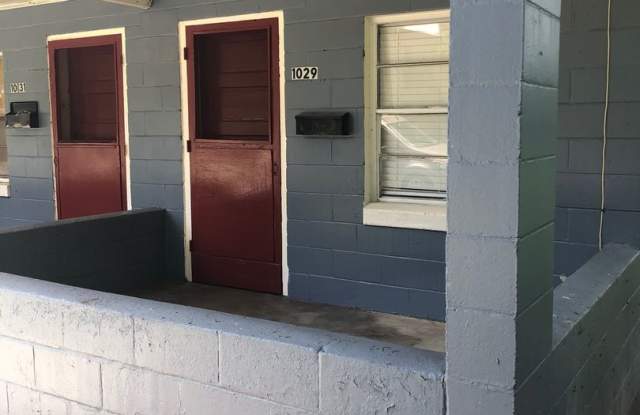 A Charming 2/1 duplex Available Now!