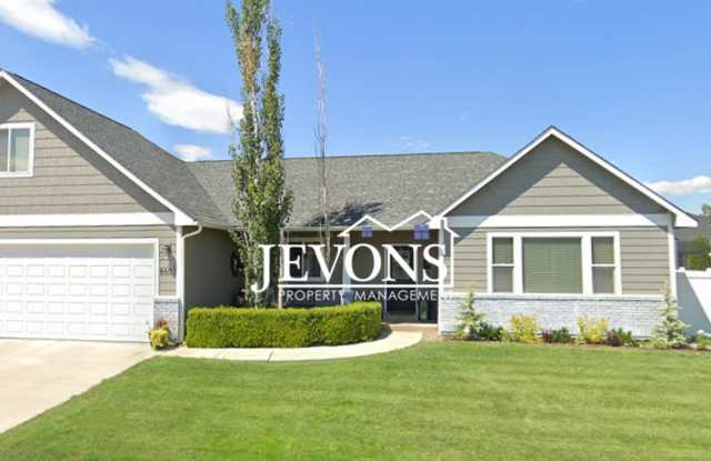 Spacious home with a brand-new fully equipped kitchen and 3-car garage near Cottonwood Elementary School