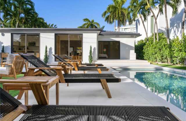 900 W 47th Ct