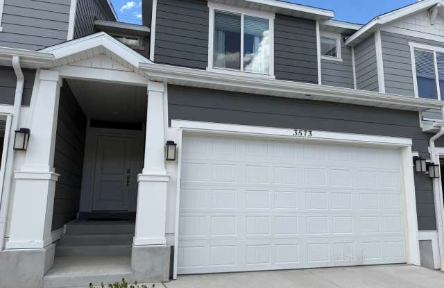 Beautiful, Like-New Townhome in Spanish Fork | 4 Bed, 3.5 Bath | Finished Basement with Kitchen | Available Aug 1