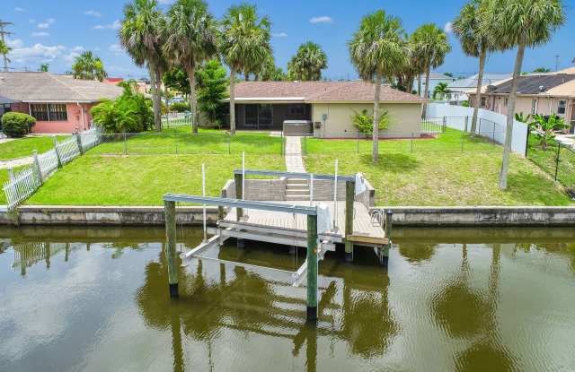Fully Furnished Gulf Access w/ Boat Lift