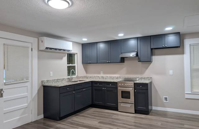 1233 E Ridgewood St - B