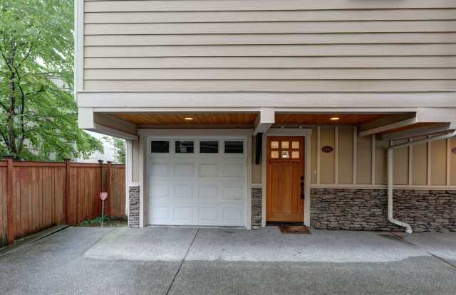 Grand 4 bedroom /2.5-bathroom Townhome w/ Sweeping Views of Lake Union  Cascades!