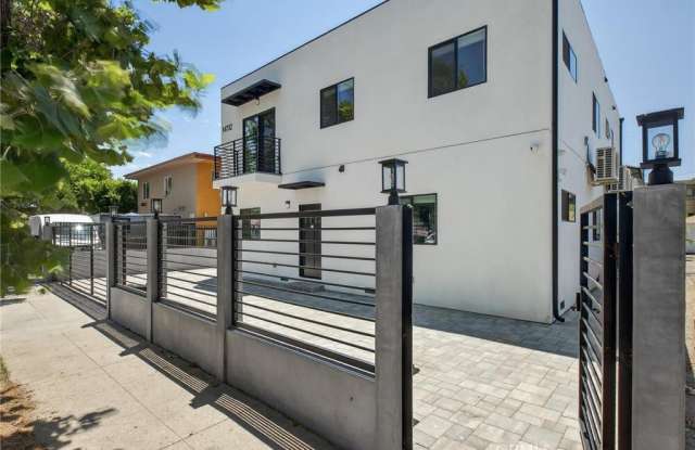 Photo of 14734 Gilmore Street