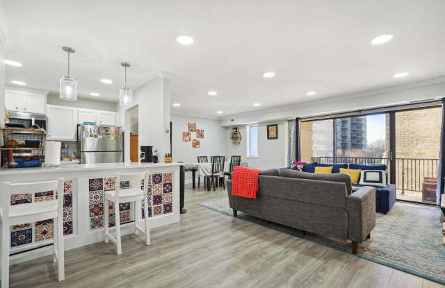 102 Monroe Street - 201