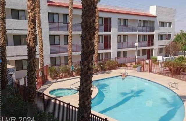 Photo of 1381 E University Avenue