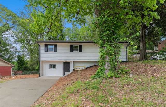 Beautiful Four Bedroom Home minutes from the Airport