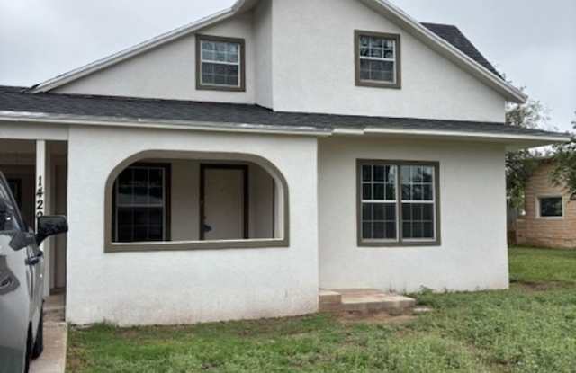 For Rent - 5 Bedroom/ 2 Bathroom in Santa Rita