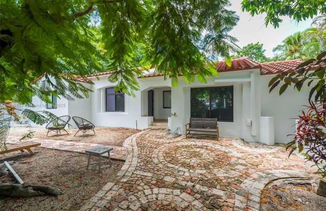 Photo of 870 NE 82nd St