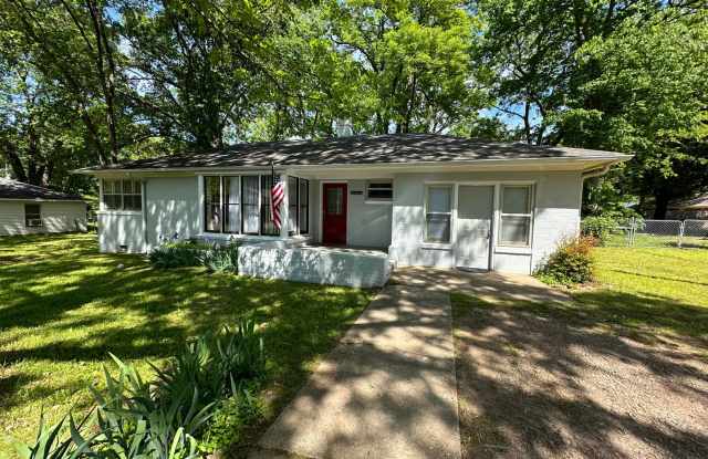 **coming soon**Come take a look at this adorable 2 bedroom 1.5 bathroom home with a flex space