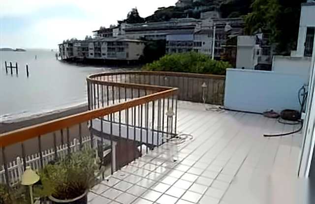 Beachfront 4BR/4BA on Swede's Beach — Private Beach Access, Panoramic Bay Views | Old Town Sausalito