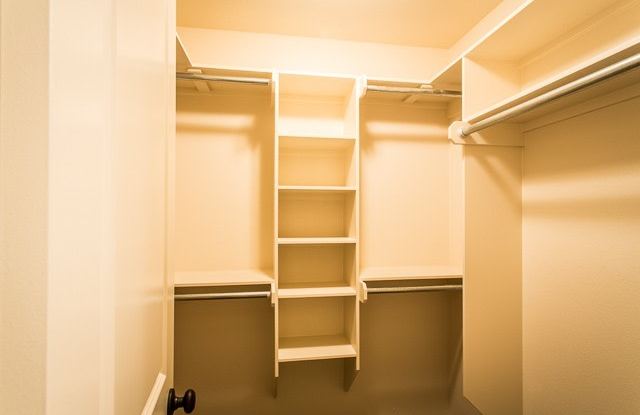 Available- JANUARY 2026- Single Family Home in Lindale ISD- Large Fenced in backyard - Safe neighborhood - pets ok -