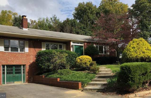 2701 LORCOM LANE