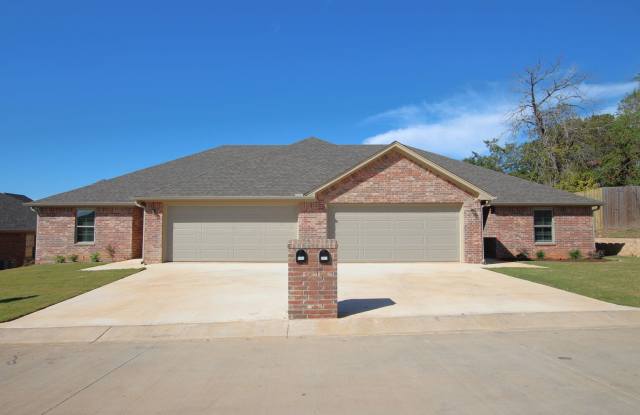 Beautiful 3 Bedroom 2 Bathroom Townhouse in South Tyler! 1/2 OFF FIRST FULL MONTHS RENT!