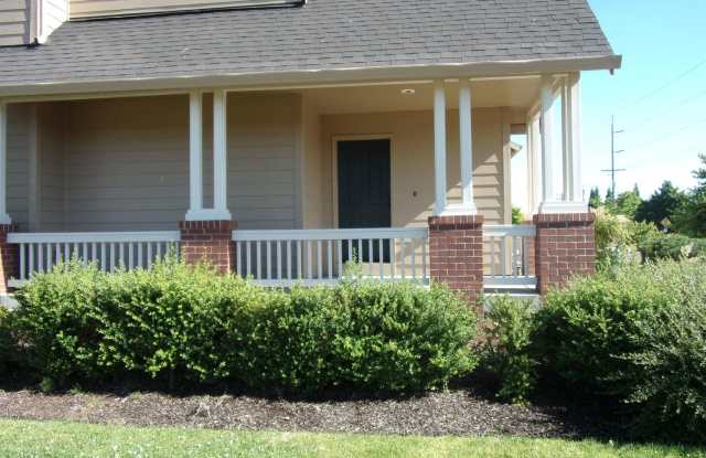 MOVE IN SPECIAL!! Spacious 3 bed 2.5 bath townhouse