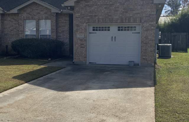104 Village Oaks Blvd