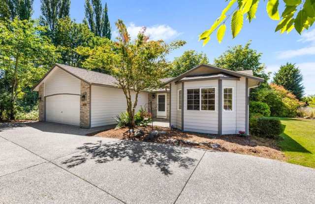 Lovely well-kept rambler with 2 Car Garage in Marysville