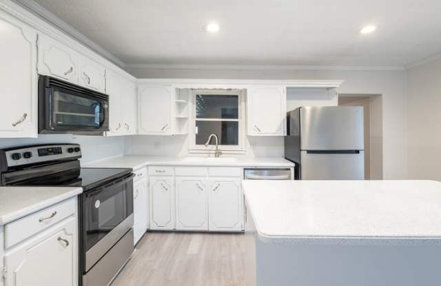 607 North College Street