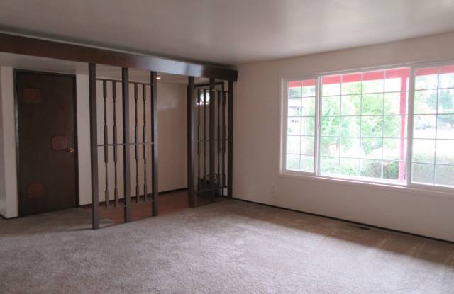 Light and bright 3 bedroom, 1.75 bath rambler in Federal Way