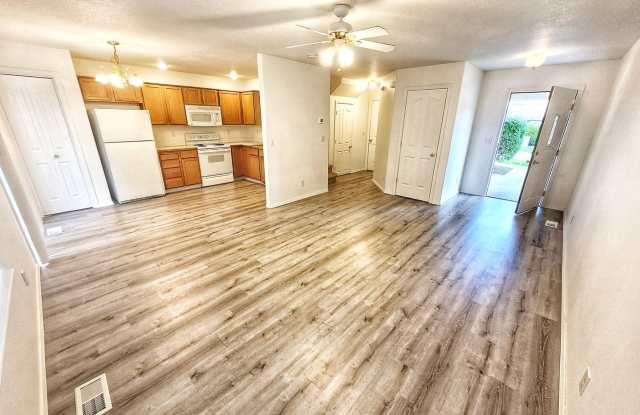 Beautiful 3 bed 1.5 bath Townhome with garage in Nampa!