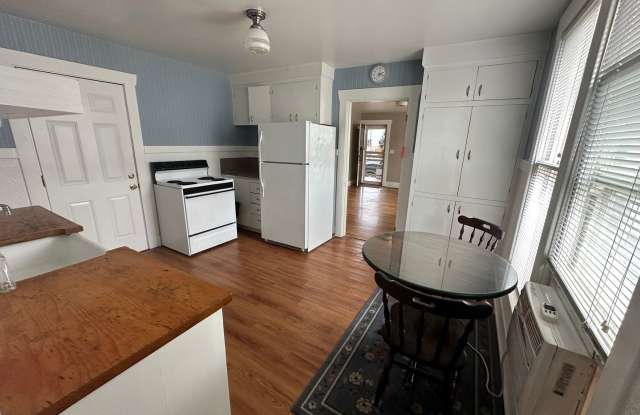1 bedroom/ 1 bath unit in Triplex